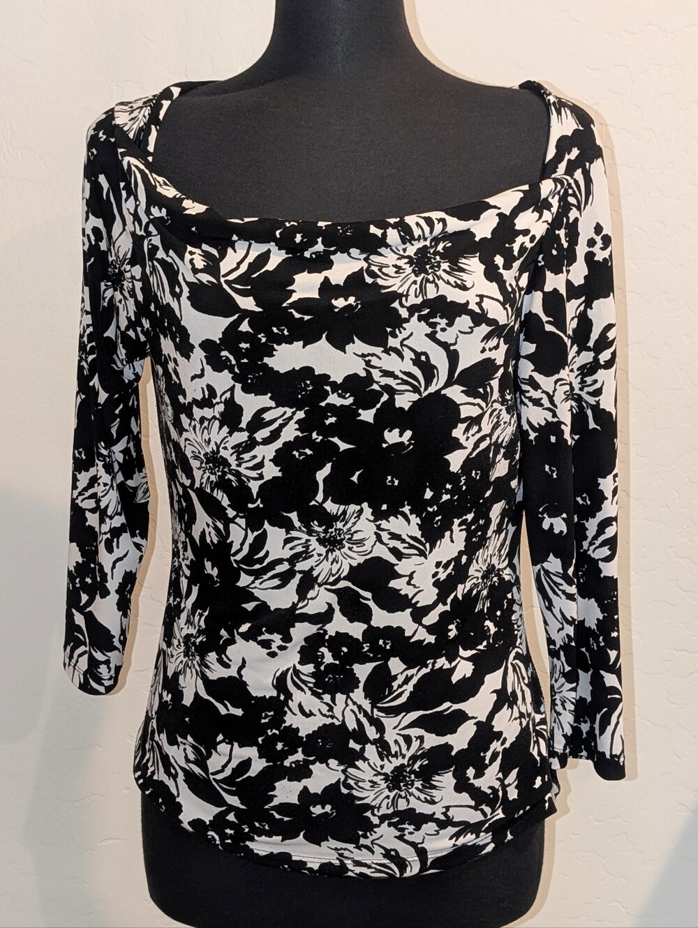 New York & Company Bold Black White Floral Pattern Cowl Boat Neck Line Top Sz M